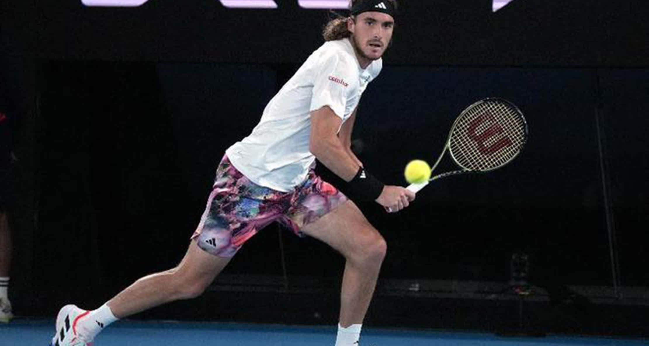 包含法国网球队逆转西班牙网球队，西西帕斯完成帽子戏法的词条