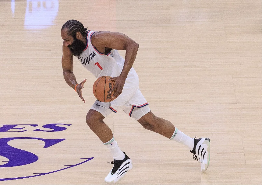 国王绝杀山东队,伦纳德点燃赛场 国王绝杀山东队,伦纳德点燃赛场