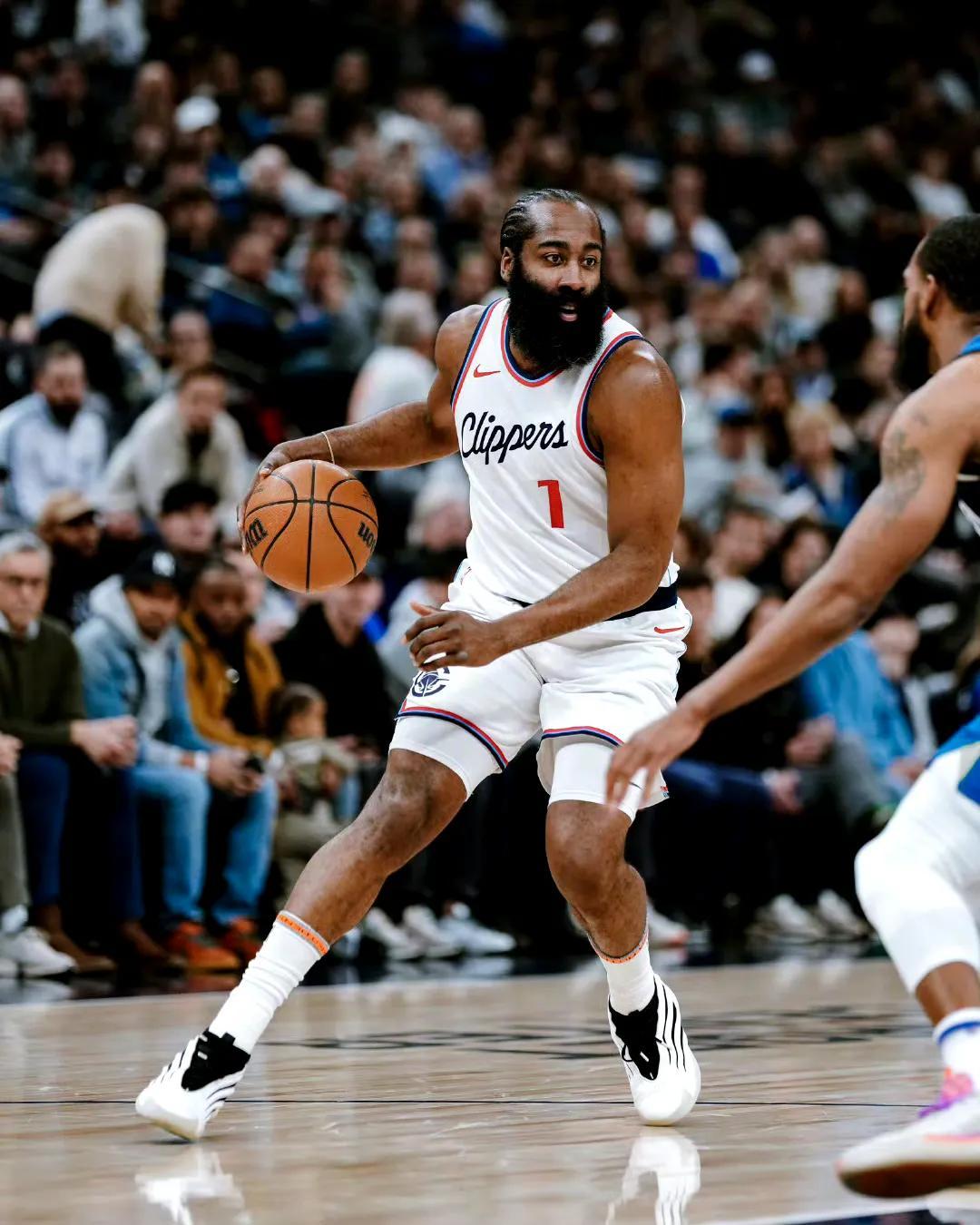 国王绝杀山东队,伦纳德点燃赛场 国王绝杀山东队,伦纳德点燃赛场