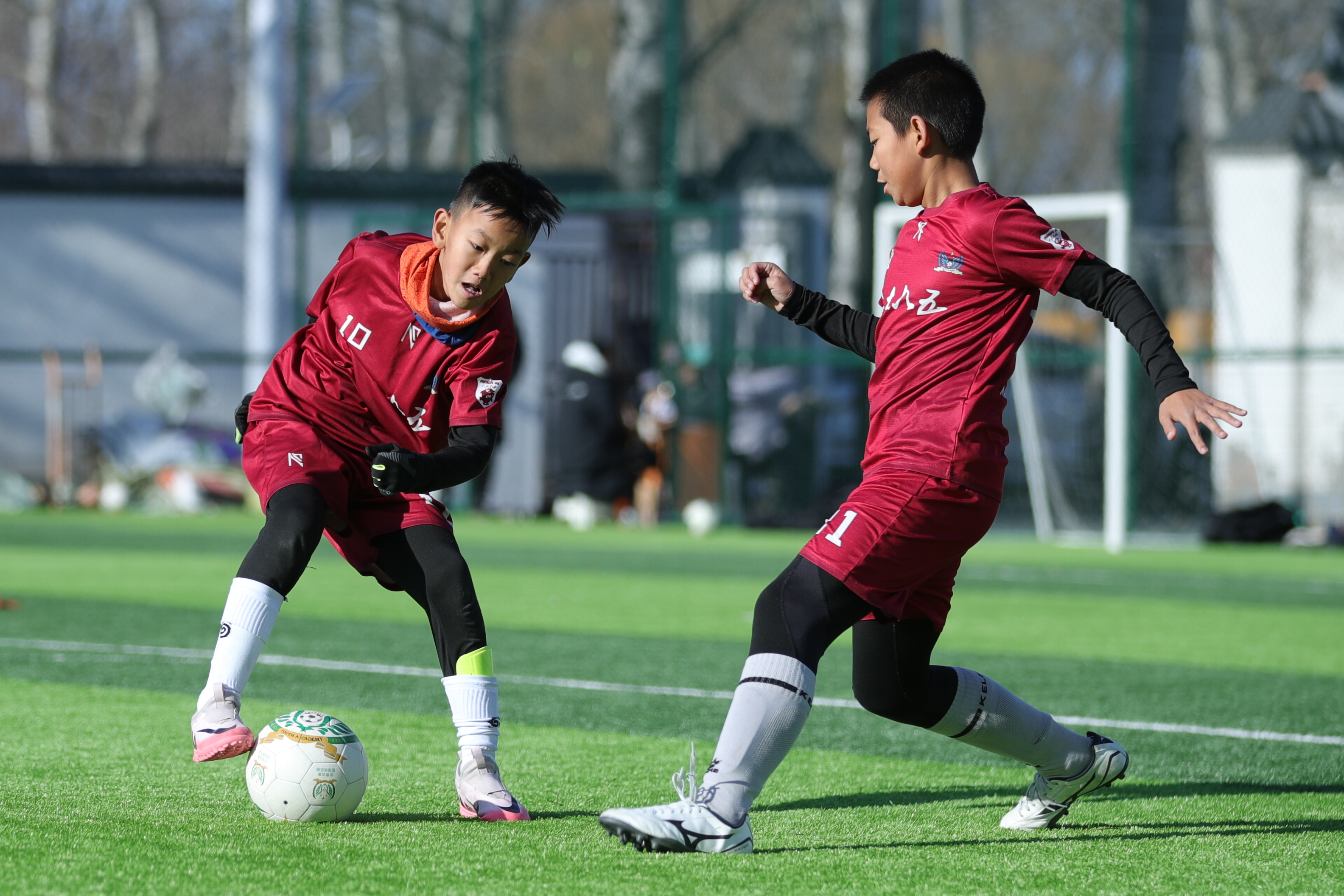 队员们在球场上奉献了一场场热血大战 队员们在球场上奉献了一场场热血大战